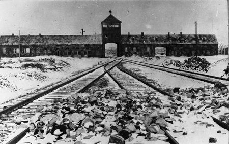 Einfahrt KZ Ausschwitz - Quelle: Bundesarchiv